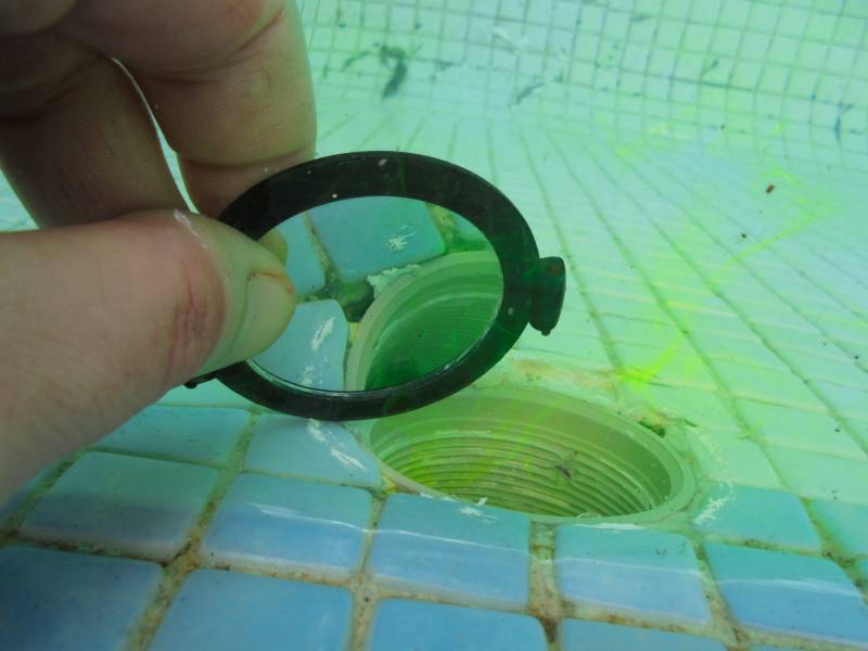 Injection de fluorescéine afin de mettre en évidence l'infiltration d'eau sur la piscine