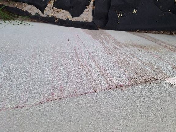 Ecoulements colorés fuchsia en façade