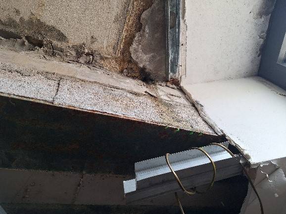 Ecoulements colorés jaunes dans la cuisine