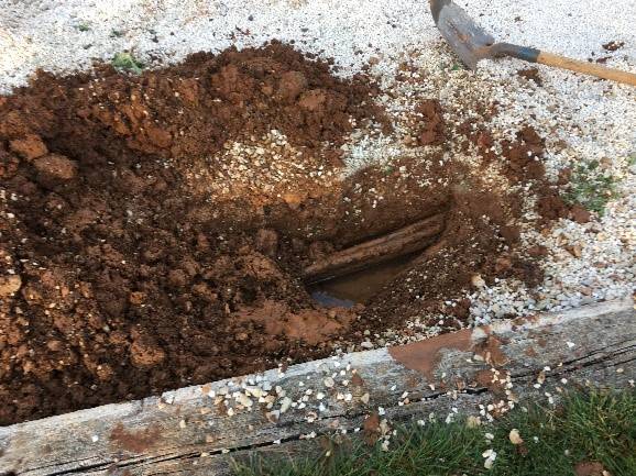 Tranchée au niveau de la fuite d'eau