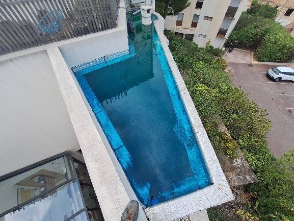 Mise en eau colorée bleue du toit terrasse