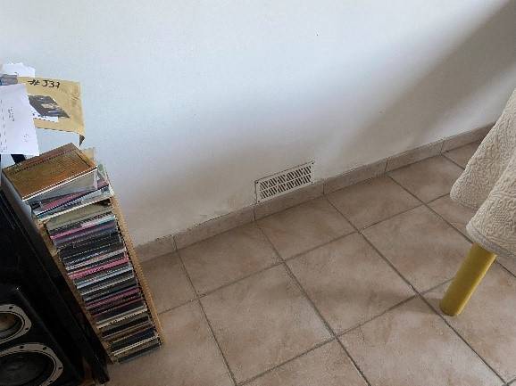 Traces d'humidité bas de mur logement Antibes