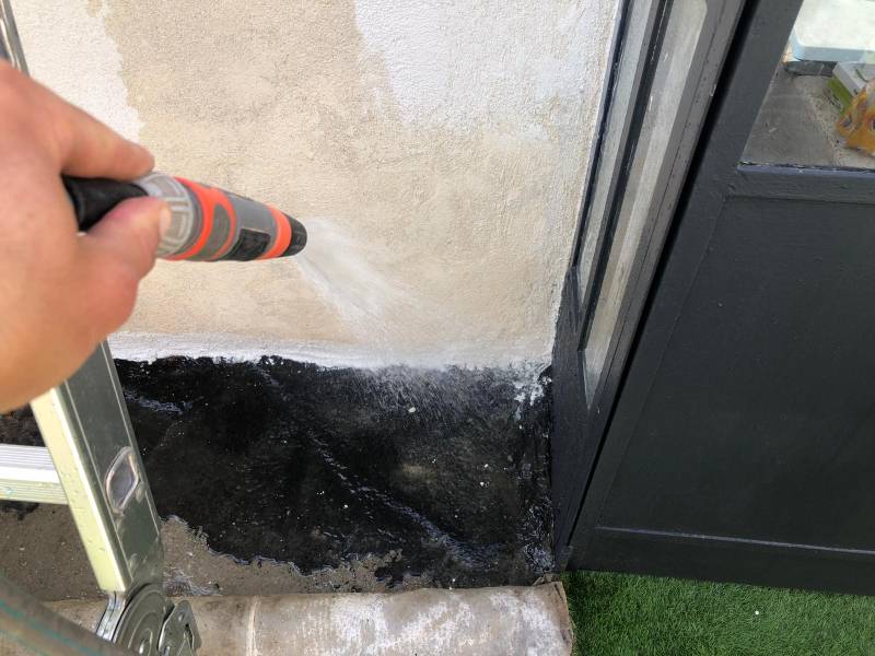 Des tâches apparaissent sur le mur de mon logement à Salon de Provence.