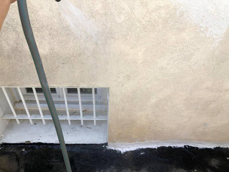 Des tâches apparaissent sur le mur de mon logement à Salon de Provence.