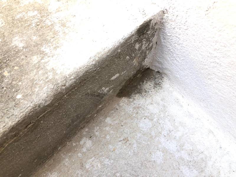 Des tâches apparaissent sur le mur de mon logement à Salon de Provence.