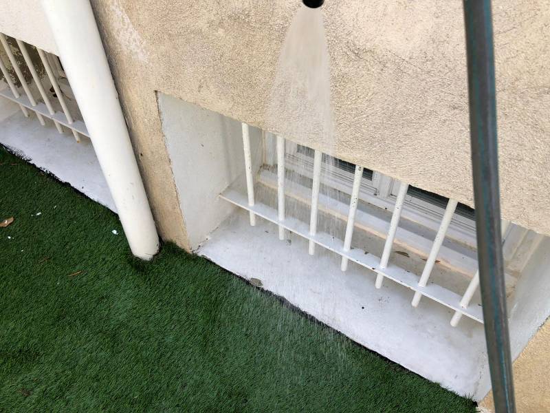 Des tâches apparaissent sur le mur de mon logement à Salon de Provence.