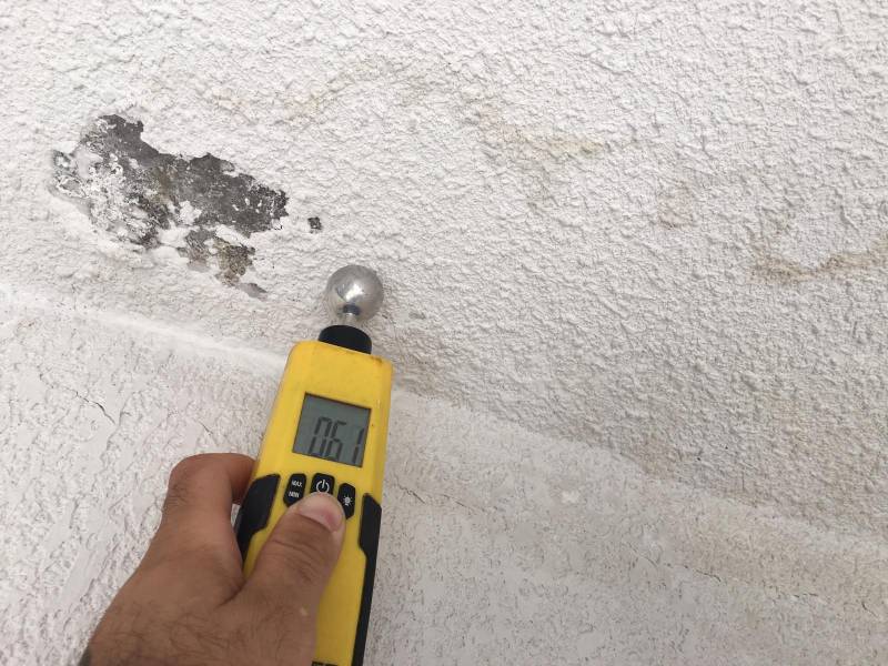 Trace d'humidité au plafond du salon à St Raphaël