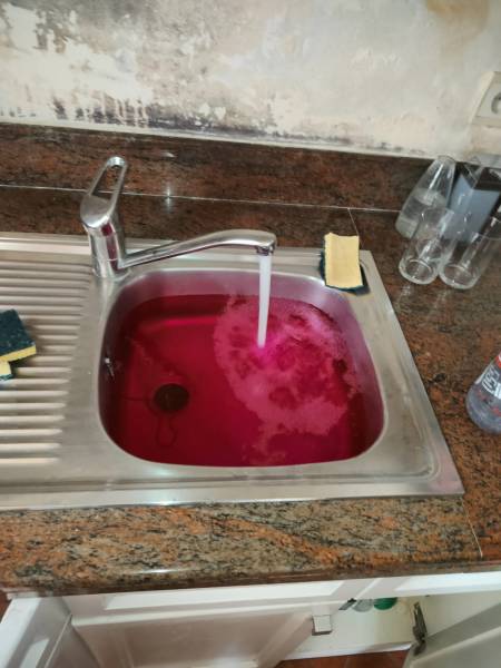 Mise en eau Fuchsia évier cuisine du logement sus-jacent