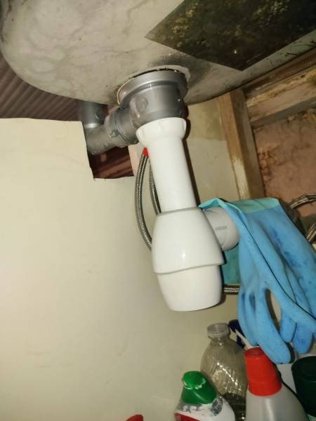 Contrôle visuel sous l'évier de la cuisine