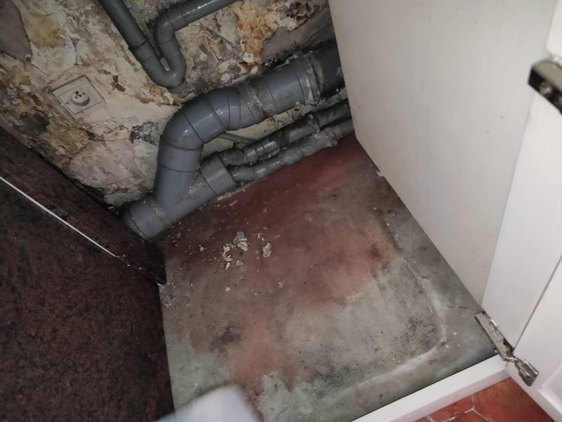 écoulement d'eau coloré fuchsia