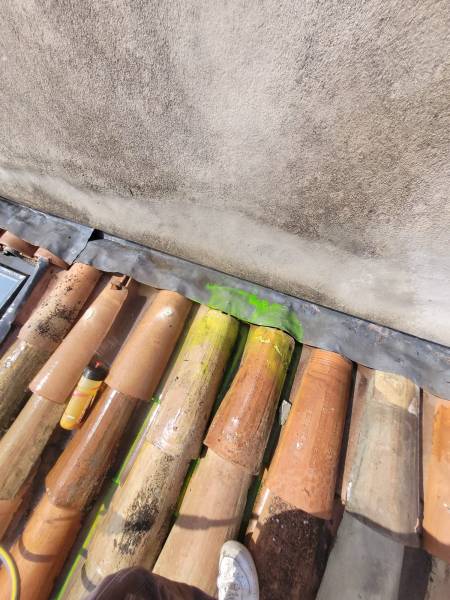 arrosage coloré toit tuiles